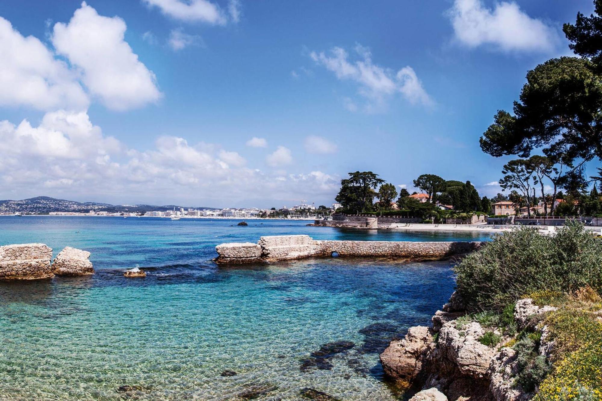 With Swimming Pool In Juan Les Pins Appartement